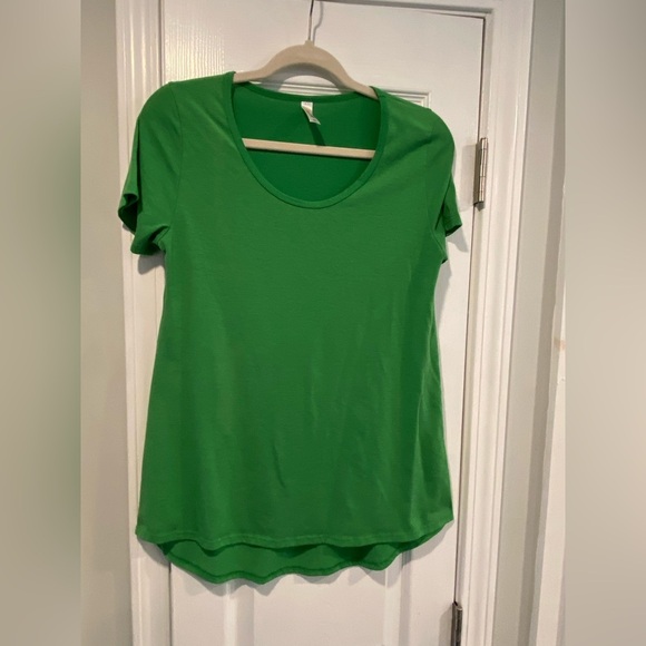 Lularoe Size XS Kelly Green Scoop Neck Round Hem Short Sleeve Tee Shirt Top - Picture 1 of 8